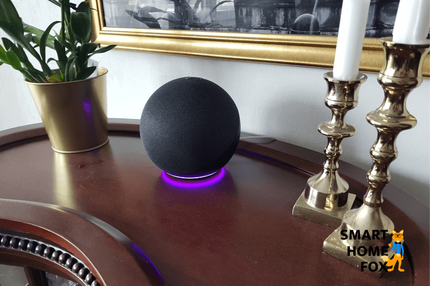 Alexa steht auf einem Schrank und der Ring leuchtet lila